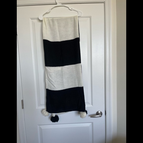 BCBGENERATION big scarf - Picture 1 of 4